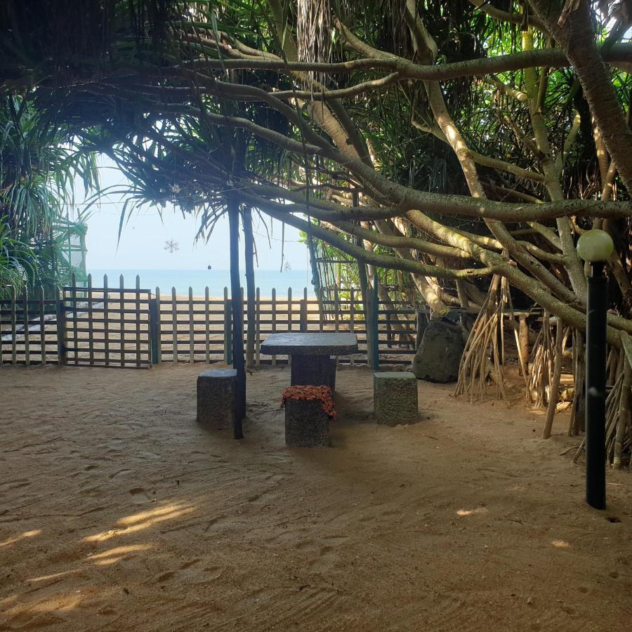 Happy Cocos Beach House Waskaduwa Bagian luar foto
